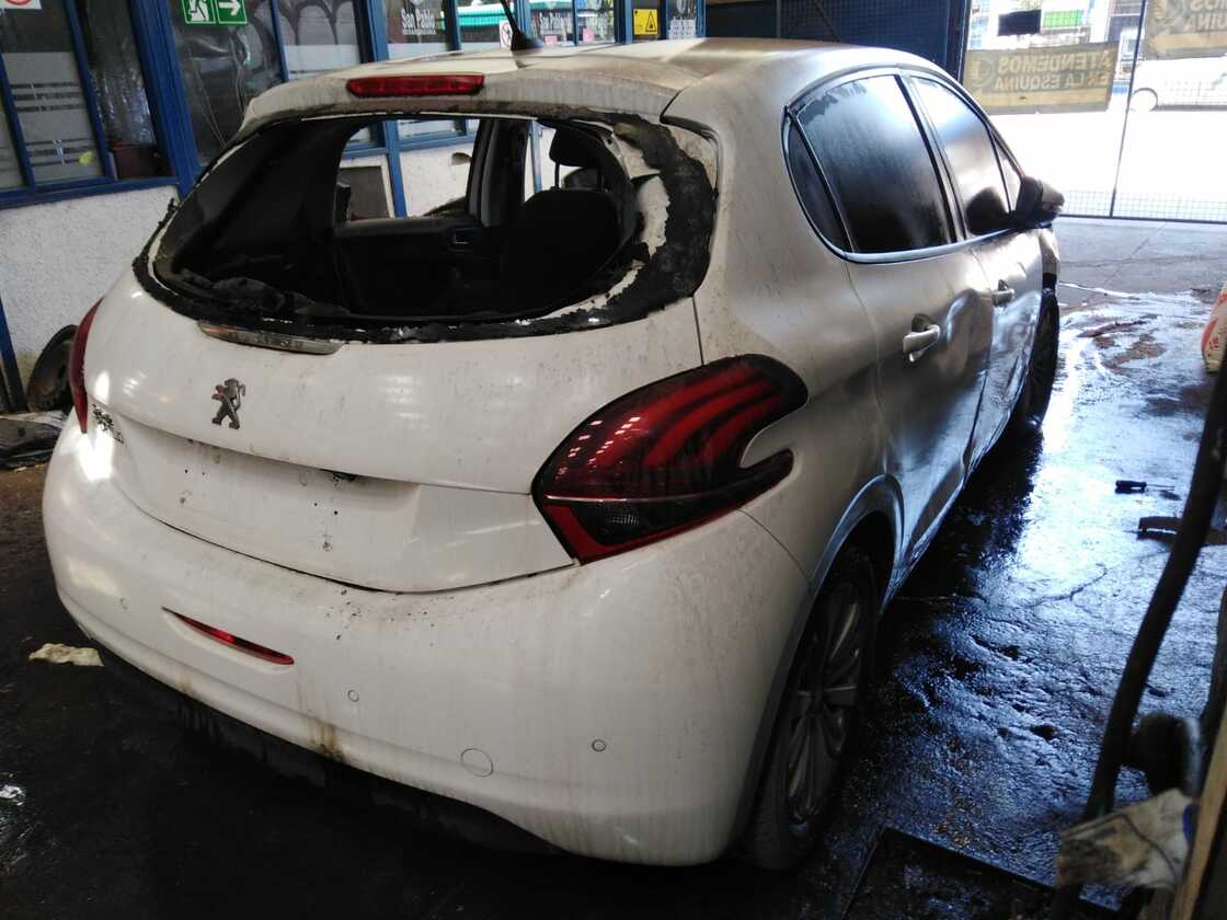  Peugeot 208  USADO